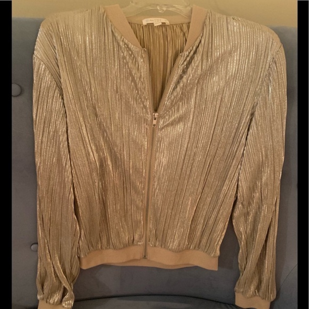 Light zippered cover top or jacket.